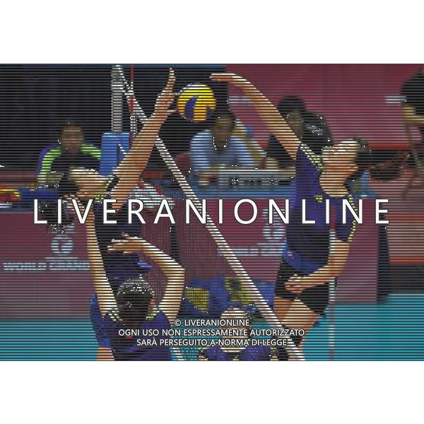 (110816) -- HONG KONG, Aug. 16, 2011 () -- Xu Yunli (R) vies with Hui Ruoqi during the training session in Hong Kong, south China, Aug. 16, 2011. Chinese women\'s volleyball team held a training session at Hong Kong Coliseum on Tuesday for the women\'s World Grand Prix Hong Kong session which will be held from Aug. 19 to 21. (/Lo Ping Fai)