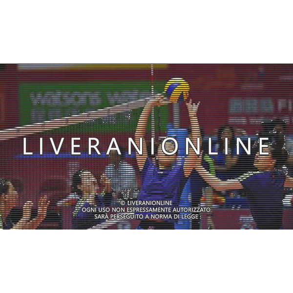 (110816) -- HONG KONG, Aug. 16, 2011 () -- Wei Qiuyue (2nd R), member of Chinese women\'s volleyball team, passes the ball during the training session in Hong Kong, south China, Aug. 16, 2011. Chinese women\'s volleyball team held a training session at Hong Kong Coliseum on Tuesday for the women\'s World Grand Prix Hong Kong session which will be held from Aug. 19 to 21. (/Lo Ping Fai)