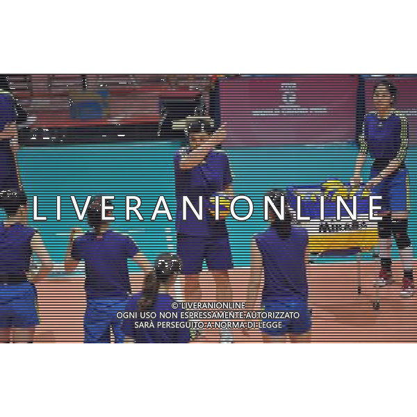 (110816) -- HONG KONG, Aug. 16, 2011 () -- Yu Juemin (3rd R), coach of Chinese women\'s volleyball team, instructs team members during a training session in Hong Kong, south China, Aug. 16, 2011. Chinese women\'s volleyball team held a training session at Hong Kong Coliseum on Tuesday for the women\'s World Grand Prix Hong Kong session which will be held from Aug. 19 to 21. (/Lo Ping Fai)