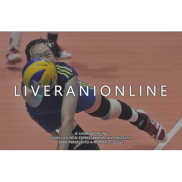 (110816) -- HONG KONG, Aug. 16, 2011 () -- Mi Yang, member of Chinese women\'s volleyball team, saves the ball during the training session in Hong Kong, south China, Aug. 16, 2011. Chinese women\'s volleyball team held a training session at Hong Kong Coliseum on Tuesday for the women\'s World Grand Prix Hong Kong session which will be held from Aug. 19 to 21. (/Lo Ping Fai)