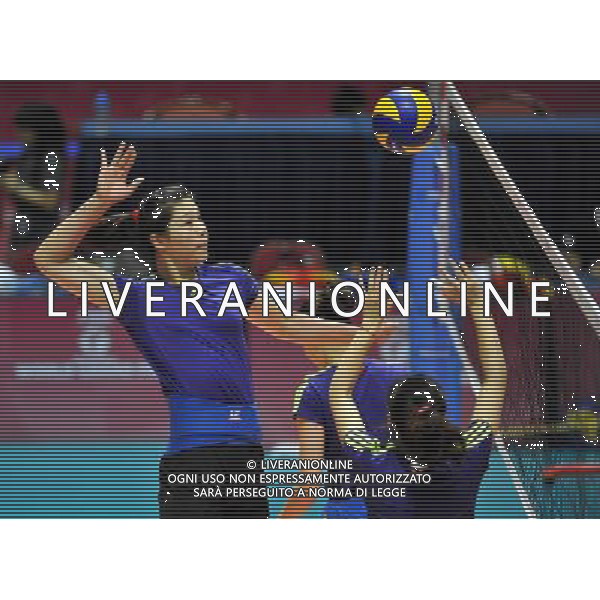 (110816) -- HONG KONG, Aug. 16, 2011 () -- Xu Yunli (L), member of Chinese women\'s volleyball team, spikes the ball during the training session in Hong Kong, south China, Aug. 16, 2011. Chinese women\'s volleyball team held a training session at Hong Kong Coliseum on Tuesday for the women\'s World Grand Prix Hong Kong session which will be held from Aug. 19 to 21. (/Lo Ping Fai)
