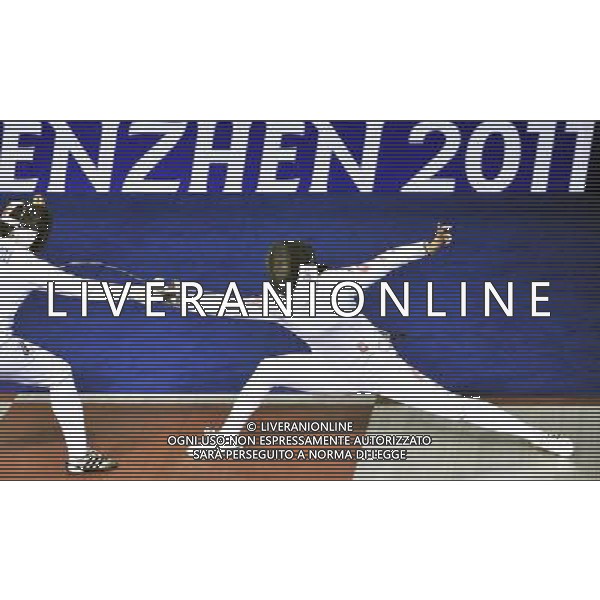 (110816) SHENZHEN, Aug. 16, 2011 China\'s Xu Anqi (R) competes during the women\'s epee team quarterfinal between China and Russia of fencing event at the 26th Universiade, in Shenzhen, a city of south China\'s Guangdong Province, Aug. 16, 2011. China lost 32 36. (/Wang Haofei)(lm)