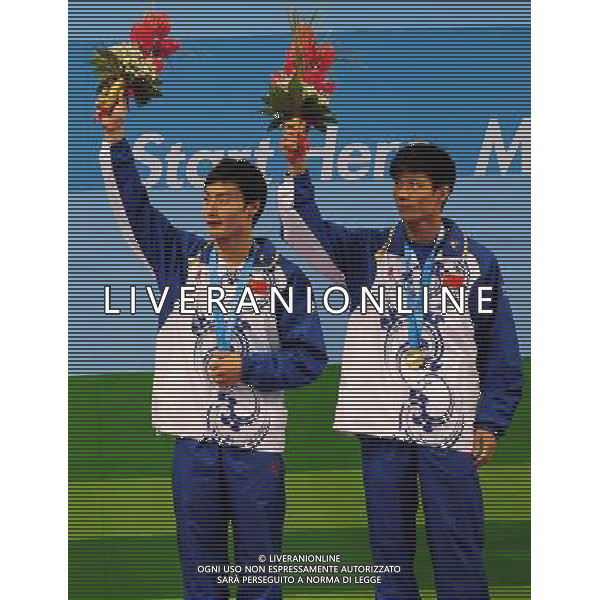 SHENZHEN, Aug. 16, 2011 China\'s Qin Kai and Lin Jin celebrate during the awarding ceremony for the men\'s synchronised 3m springboard of diving event at the 26th Summer Universiade, in Shenzhen, a city of south China\'s Guangdong Province, Aug. 16, 2011. Qin and Lin won the gold medal with 419.07 points. (/Lu Hanxin)(bxf)