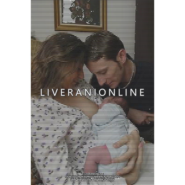 brescia 2003 genitori con il loro bambino piccolo che allatta foto ag. aldo liverani-venezia