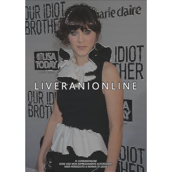 Zooey Deschanel Photo by Gilbert Flores \'Our Idiot Brother\' - Los Angeles Premiere at the ArcLight Cinemas Cinerama Dome August 16, 2011 - Hollywood, California