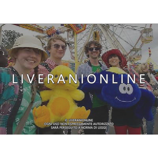 (110817) -- BRISBANE, Aug. 17, 2011 () -- Visitors showcase the prizes they won at the entertainment park during the 134th Royal Queensland Show in Brisbane, Australia, on Aug. 17, 2011. (/Bai Xue) (nxl)