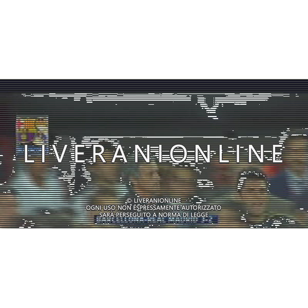 IMMAGINI TELEVISIVE OBBLIGATORIO CITARE LA FONTE TELEVISIVA SKY SPORT 24 NELLA FOTO JOSE MOURINHO PROVA A TIRARE LE ORECCHIE AL SECONDO ALLENATORE DEL BARCELLONA, MA NON RIESCE AG ALDO LIVERANI OBBLIUGATORIO CITARE FONTE TV