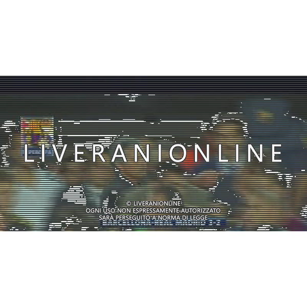 IMMAGINI TELEVISIVE OBBLIGATORIO CITARE LA FONTE TELEVISIVA SKY SPORT 24 NELLA FOTO JOSE MOURINHO PROVA A TIRARE LE ORECCHIE AL SECONDO ALLENATORE DEL BARCELLONA, MA NON RIESCE AG ALDO LIVERANI OBBLIUGATORIO CITARE FONTE TV