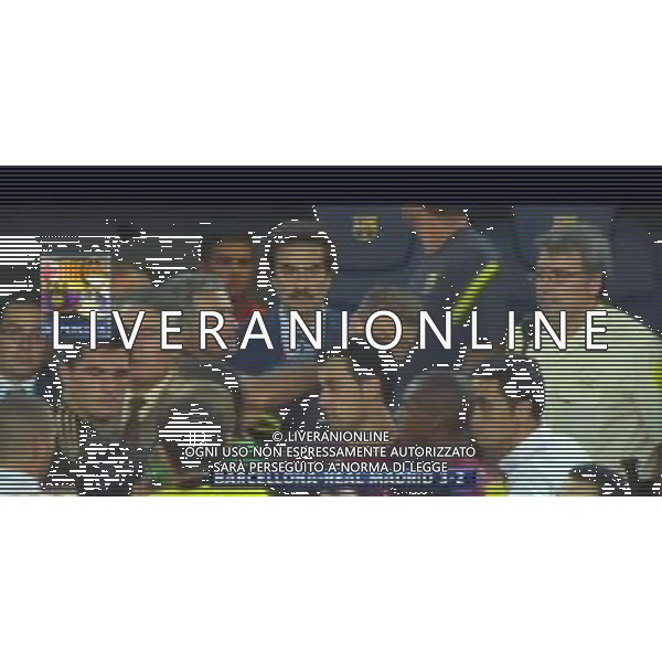 IMMAGINI TELEVISIVE OBBLIGATORIO CITARE LA FONTE TELEVISIVA SKY SPORT 24 NELLA FOTO JOSE MOURINHO PROVA A TIRARE LE ORECCHIE AL SECONDO ALLENATORE DEL BARCELLONA, MA NON RIESCE AG ALDO LIVERANI OBBLIUGATORIO CITARE FONTE TV