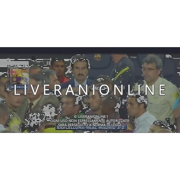 IMMAGINI TELEVISIVE OBBLIGATORIO CITARE LA FONTE TELEVISIVA SKY SPORT 24 NELLA FOTO JOSE MOURINHO PROVA A TIRARE LE ORECCHIE AL SECONDO ALLENATORE DEL BARCELLONA, MA NON RIESCE AG ALDO LIVERANI OBBLIUGATORIO CITARE FONTE TV