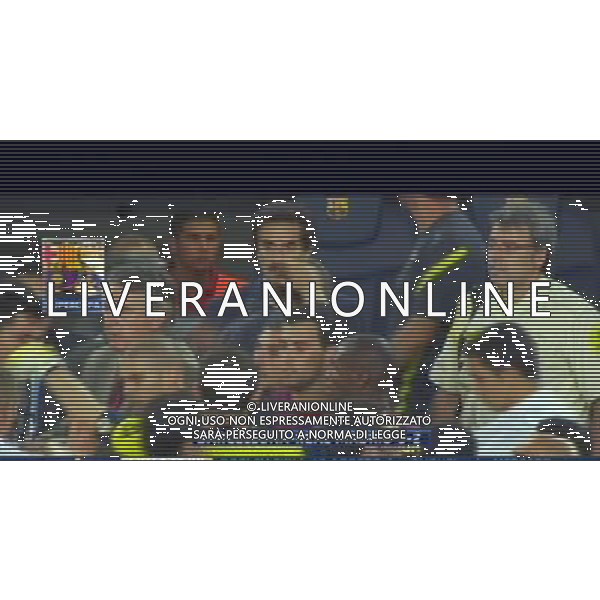 IMMAGINI TELEVISIVE OBBLIGATORIO CITARE LA FONTE TELEVISIVA SKY SPORT 24 NELLA FOTO JOSE MOURINHO PROVA A TIRARE LE ORECCHIE AL SECONDO ALLENATORE DEL BARCELLONA, MA NON RIESCE AG ALDO LIVERANI OBBLIUGATORIO CITARE FONTE TV