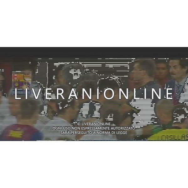 IMMAGINI TELEVISIVE OBBLIGATORIO CITARE LA FONTE TELEVISIVA SKY SPORT 24 NELLA FOTO JOSE MOURINHO PROVA A TIRARE LE ORECCHIE AL SECONDO ALLENATORE DEL BARCELLONA, MA NON RIESCE AG ALDO LIVERANI OBBLIUGATORIO CITARE FONTE TV