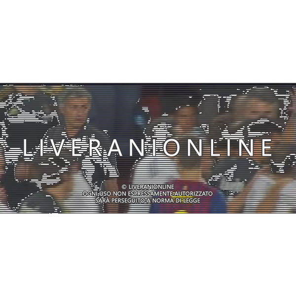 IMMAGINI TELEVISIVE OBBLIGATORIO CITARE LA FONTE TELEVISIVA SKY SPORT 24 NELLA FOTO JOSE MOURINHO PROVA A TIRARE LE ORECCHIE AL SECONDO ALLENATORE DEL BARCELLONA, MA NON RIESCE AG ALDO LIVERANI OBBLIUGATORIO CITARE FONTE TV