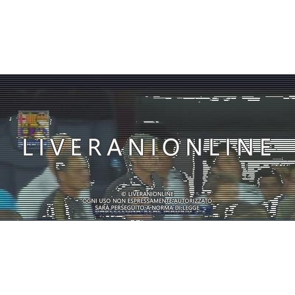 IMMAGINI TELEVISIVE OBBLIGATORIO CITARE LA FONTE TELEVISIVA SKY SPORT 24 NELLA FOTO JOSE MOURINHO PROVA A TIRARE LE ORECCHIE AL SECONDO ALLENATORE DEL BARCELLONA, MA NON RIESCE AG ALDO LIVERANI OBBLIUGATORIO CITARE FONTE TV