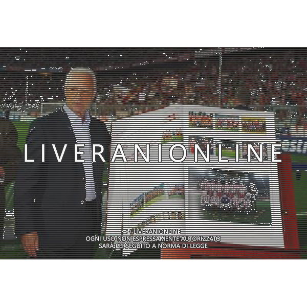 firo Fußball,Fussball, 17.08..2011 Uefa Champions League Saison 2011/2012 Qualifikation, Quali, CL, Hinspiel FC Bayern München, Muenchen, FCB , FC Zürich, Zuerich, FCZ, 2 : 0, halbe Figur, Franz Beckenbauer, mit der neuen Bayern Chronik $worldrightsEs gelten unsere AGB, einsehbar auf www.firosportphoto.de copyright by firo sportphoto: Pfefferackerstr. 2a  45894 G e l s e n k i r c h e n www.firosportphoto.de mail@firosportphoto.de (V o l k s b a n k B o c h u m - W i t t e n ) BLZ.: 430 601 29 Kt. Nr.: 341 117 100 Tel:  0209 - 9304402 Fax:  0209 - 9304443