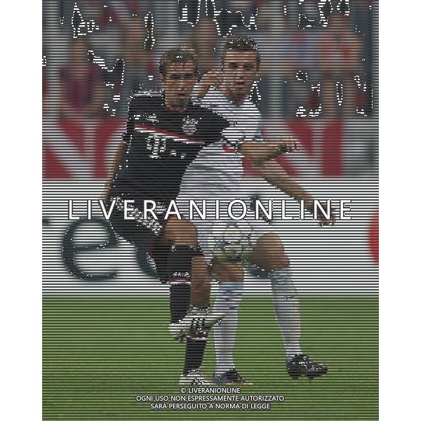 firo Fußball,Fussball, 17.08..2011 Uefa Champions League Saison 2011/2012 Qualifikation, Quali, CL, Hinspiel FC Bayern München, Muenchen, FCB , FC Zürich, Zuerich, FCZ, 2 : 0, Zweikampf, links, Philipp Lahm, Bayern, $worldrightsEs gelten unsere AGB, einsehbar auf www.firosportphoto.de copyright by firo sportphoto: Pfefferackerstr. 2a  45894 G e l s e n k i r c h e n www.firosportphoto.de mail@firosportphoto.de (V o l k s b a n k B o c h u m - W i t t e n ) BLZ.: 430 601 29 Kt. Nr.: 341 117 100 Tel:  0209 - 9304402 Fax:  0209 - 9304443