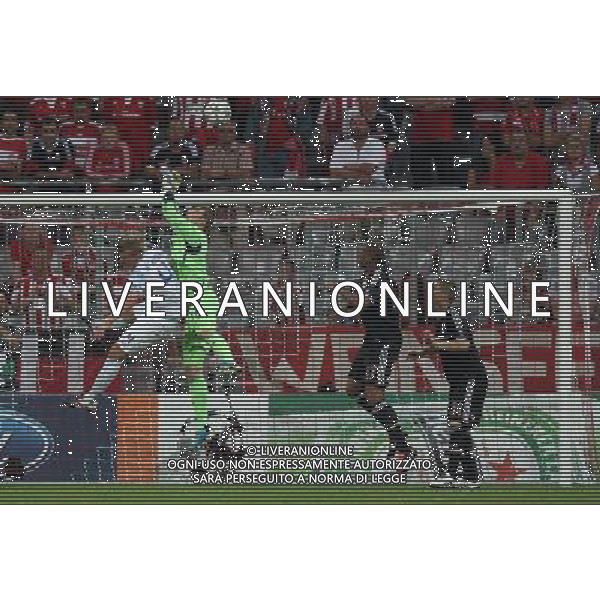 firo Fußball,Fussball, 17.08..2011 Uefa Champions League Saison 2011/2012 Qualifikation, Quali, CL, Hinspiel FC Bayern München, Muenchen, FCB , FC Zürich, Zuerich, FCZ, 2 : 0, ganze Figur, Zweikampf, Manuel Neuer, Bayern, links, Raphael Koch, FCZ, $worldrightsEs gelten unsere AGB, einsehbar auf www.firosportphoto.de copyright by firo sportphoto: Pfefferackerstr. 2a  45894 G e l s e n k i r c h e n www.firosportphoto.de mail@firosportphoto.de (V o l k s b a n k B o c h u m - W i t t e n ) BLZ.: 430 601 29 Kt. Nr.: 341 117 100 Tel:  0209 - 9304402 Fax:  0209 - 9304443