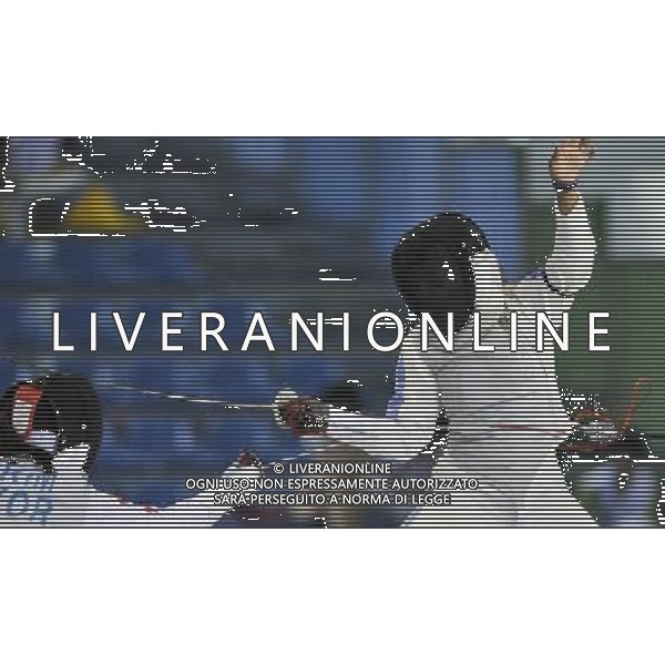 (110817) -- SHENZHEN, Aug. 17, 2011 () -- Maeva Roulin (R) of France competes during the bronze medal match of women\'s foil team of fencing at the 26th Summer Universiade in Shenzhen, a city of south China\'s Guangdong Province Aug. 17, 2011. Team France won the bronze by beating team South Korea with 45-41. (/Wang Haofei)(wll)