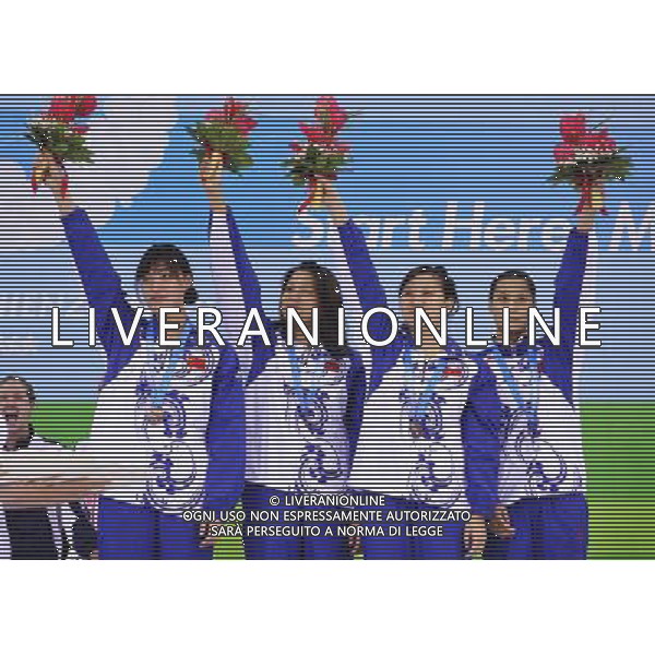 (110816) -- SHENZHEN, Aug. 16, 2011 () -- Swimmers of the team of China greets the spectators at the awarding ceremony of the women\'s 4X200m freestyle relay of swimming at the 26th Summer Universiade in Shenzhen, a city of south China\'s Guangdong Province, Aug. 16, 2011. The team of China won the bronze medal of the event with a time of 7:59.62. (/Liang Xu)