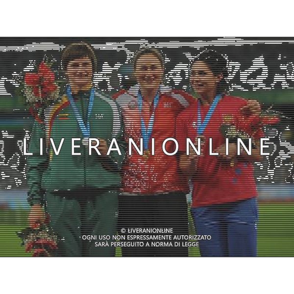 (110817) -- SHENZHEN, Aug. 17, 2011 () -- Gold medalist Zaneta Glanc of Poland (C) takes a photo with silver medalist Zinaida Sendriute of Lithuania (L) and bronze medalist Svetlana Saykina of Russia during the awarding ceremony for the women\'s discus of athletics at the 26th Summer Universiade in Shenzhen, a city of south China\'s Guangdong Province Aug. 17, 2011. Zaneta Glanc claimed the title with 63.99 metres. (/Gong Lei)(wll)