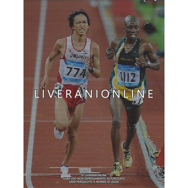 (110817) -- SHENZHEN, Aug. 17, 2011 () -- Osako Suguru (L) of Japan competes during the final of the men\'s 10,000m of athletics at the 26th Summer Universiade in Shenzhen, a city of south China\'s Guangdong Province Aug. 17, 2011. Osako Suguru claimed the title with 28:42.83. (/Lin Yiguang)(wll)