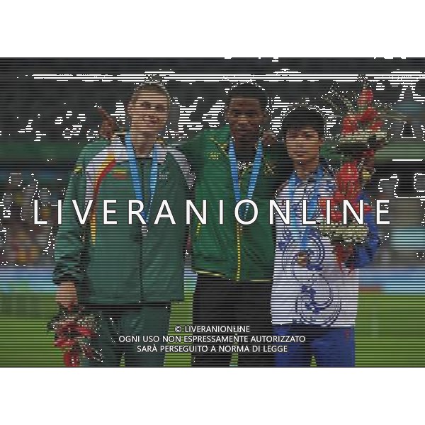 (110817) -- SHENZHEN, Aug. 17, 2011 () -- Gold medalist Jacques Harvey (C) of Jamaica takes a photo with silver medalist Rytis Sakalauskas (L) of Lithuania and bronze medalist Su Bingtian of China on the podium during the awarding ceremony for the men\'s 100m of athletics at the 26th Summer Universiade in Shenzhen, a city of south China\'s Guangdong Province Aug. 17, 2011. (/Gong Lei)(wll)