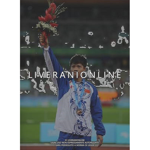 (110817) -- SHENZHEN, Aug. 17, 2011 () -- Bronze medalist Su Bingtian of China celebrates on the podium during the awarding ceremony for the men\'s 100m of athletics at the 26th Summer Universiade in Shenzhen, a city of south China\'s Guangdong Province Aug. 17, 2011. (/Gong Lei)(wll)