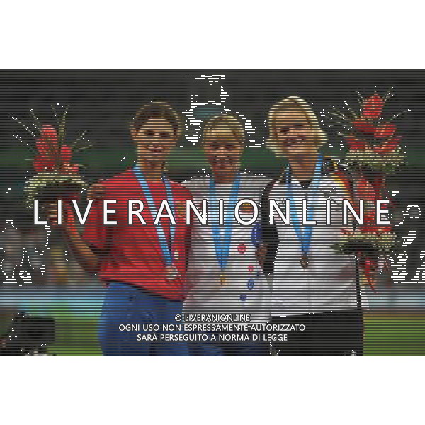 (110817) -- SHENZHEN, Aug. 17, 2011 () -- Gold medalist Anna Nazarova (C) of Russia takes a photo with her teammate silver medalist Iuliia Pidluzhnala (L) and bronze medalist Melanie Bauschke of Germany during the awarding ceremony for the women\'s long jump of athletics at the 26th Summer Universiade in Shenzhen, a city of south China\'s Guangdong Province Aug. 17, 2011. (/Gong Lei)(wll)