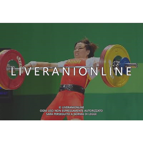 (110817) -- SHENZHEN, Aug. 17, 2011 () -- Li Yang of China competes during the women\'s 75kg weightlifting competition at the 26th Summer Universiade in Shenzhen, a city of south China\'s Guangdong Province, Aug. 17, 2011. Petanang Khanittha claimed the title of the event with a total of 236kg. Li Yang won the silver medal of the event with a total of 234kg. (/Wang Song)