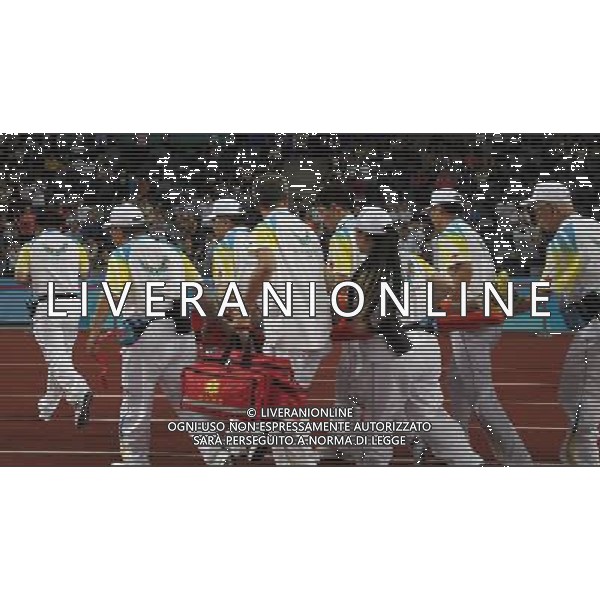 (110817) -- SHENZHEN, Aug. 17, 2011 () -- Sergey Rybin of Russia is taken out by medical staff during the final of the men\'s 10,000m of athletics at the 26th Summer Universiade in Shenzhen, a city of south China\'s Guangdong Province Aug. 17, 2011. Sergey Rybin fell down to the field in the last lap and was taken out by medical staff. Rybin did not finish the race. (/Li Ming)(wll)