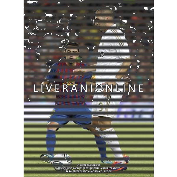 FC Barcelona\'s Xavi Hernandez (l) and Real Madrid\'s Karim Benzema during Spanish Supercup 2nd match.August 17,2011. Photo: Acero / Alter / ALFAQUI Photo: Acero / Alter / ALFAQUI