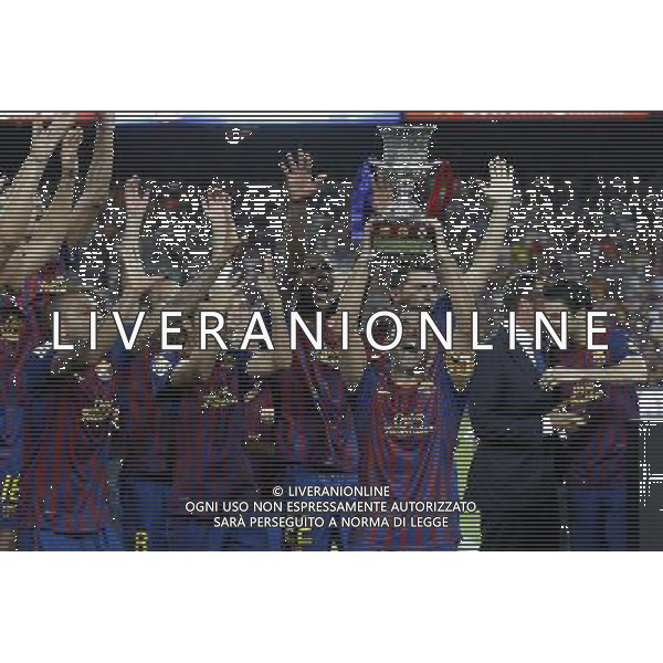 FC Barcelona\'s Daniel Alves, Andres Iniesta, Pedro Rodriguez, Eric Abidal, Xavi Hernandez, David Villa, Sandro Rossell and Cesc Fabregas celebrates the victory during Spanish Supercup 2nd match.August 17,2011. Photo: Acero / Alter / ALFAQUI Photo: Acero / Alter / ALFAQUI