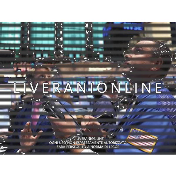(110818) -- NEW YORK, Aug. 18, 2011 () -- Traders work at the New York Stock Exchange in New York, the United States, Aug. 18, 2011. Wall Street plummeted on Thursday as concerns over European debt problems and U.S. economic downturn spurred broad sell-off. (/Shen Hong) (wjd)