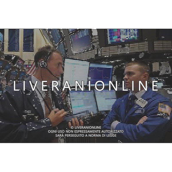 (110818) -- NEW YORK, Aug. 18, 2011 () -- Traders work at the New York Stock Exchange in New York, the United States, Aug. 18, 2011. Wall Street plummeted on Thursday as concerns over European debt problems and U.S. economic downturn spurred broad sell-off. (/Shen Hong) (wjd)