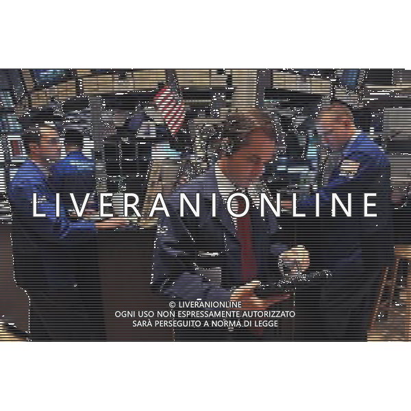 (110818) -- NEW YORK, Aug. 18, 2011 () -- Traders work at the New York Stock Exchange in New York, the United States, Aug. 18, 2011. Wall Street plummeted on Thursday as concerns over European debt problems and U.S. economic downturn spurred broad sell-off. (/Shen Hong) (wjd)