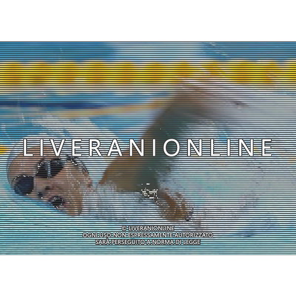 (110818) -- SHENZHEN, Aug. 18, 2011 () -- An athlete competes during women\'s 1500m freestyle heats of swimming at the 26th Summer Universiade in Shenzhen, a city of south China\'s Guangdong Province, on Aug. 18, 2011. (/Chen Jianli)(wx)