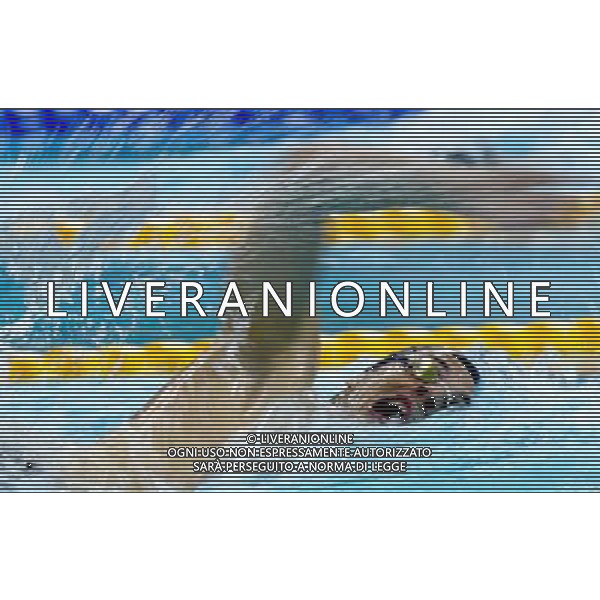 (110818) -- SHENZHEN, Aug. 18, 2011 () -- An athlete competes during women\'s 1500m freestyle heats of swimming at the 26th Summer Universiade in Shenzhen, a city of south China\'s Guangdong Province, on Aug. 18, 2011. (/Chen Jianli)(wx)