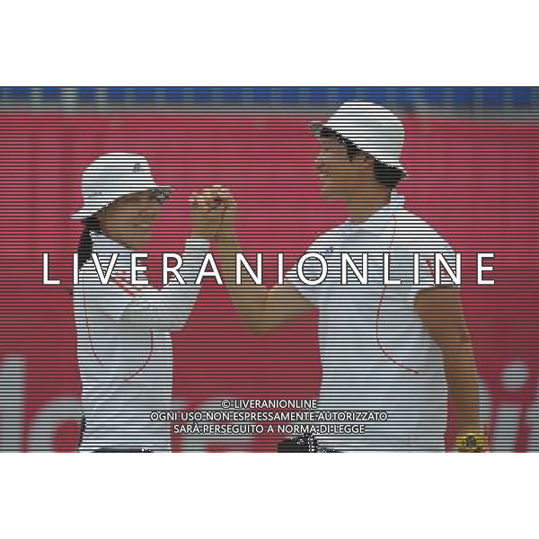 (110818) -- SHENZHEN, Aug. 18, 2011 () -- Min Lihong and Seo Jung Hee of South Korea celebrate during mixed team compound of archery at the 26th Summer Universiade in Shenzhen, a city of south China\'s Guangdong Province, on Aug. 18, 2011. Min Lihong and Seo Jung Hee won the gold medal in the event. (/Lui Siu Wai)(wx)