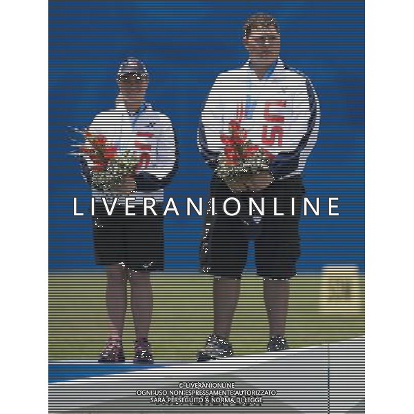 (110818) -- SHENZHEN, Aug. 18, 2011 () -- Kendal Nicely and Zachary Plannick of the United States pose for photos during the awarding ceremony of mixed team compound of archery at the 26th Summer Universiade in Shenzhen, a city of south China\'s Guangdong Province, on Aug. 18, 2011. Kendal Nicely and Zachary Plannick won the silver medal in the event. (/Lui Siu Wai)(wx)