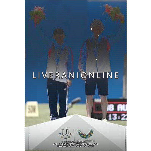 (110818) -- SHENZHEN, Aug. 18, 2011 () -- Min Lihong and Seo Jung Hee of South Korea pose for photos during the awarding ceremony of mixed team compound of archery at the 26th Summer Universiade in Shenzhen, a city of south China\'s Guangdong Province, on Aug. 18, 2011. Min Lihong and Seo Jung Hee won the gold medal in the event. (/Lui Siu Wai)(wx)