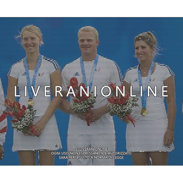 (110818) -- SHENZHEN, Aug. 18, 2011 () -- Members of France\'s team pose for group photos during the awarding ceremony of men\'s team compound of archery at the 26th Summer Universiade in Shenzhen, a city of south China\'s Guangdong Province, on Aug. 18, 2011. French team won the gold medal in the match. (/Lui Siu Wai)(wx)