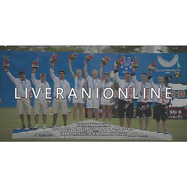 (110818) -- SHENZHEN, Aug. 18, 2011 () -- Gold medalist France\'s team, silver medalist Mexico\'s team and bronze medalist team of the United States pose for group photos during the awarding ceremony of men\'s team compound of archery at the 26th Summer Universiade in Shenzhen, a city of south China\'s Guangdong Province, on Aug. 18, 2011. (/Lui Siu Wai)(wx)
