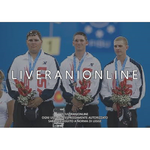 (110818) -- SHENZHEN, Aug. 18, 2011 () -- Members of U.S. team pose for group photos during the awarding ceremony of men\'s team compound of archery at the 26th Summer Universiade in Shenzhen, a city of south China\'s Guangdong Province, on Aug. 18, 2011. U.S. team won the bronze medal in the match. (/Lui Siu Wai)(wx)