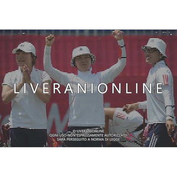 (110818) -- SHENZHEN, Aug. 18, 2011 () -- Members of South Korea\'s archery team celebrate during women\'s team compound of archery at the 26th Summer Universiade in Shenzhen, a city of south China\'s Guangdong Province, on Aug. 18, 2011. South Korean team won the gold medal in the match. (/Lui Siu Wai)(wx)