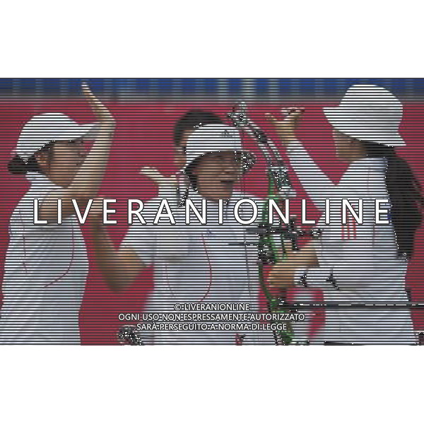 (110818) -- SHENZHEN, Aug. 18, 2011 () -- Members of South Korea\'s archery team celebrate during women\'s team compound of archery at the 26th Summer Universiade in Shenzhen, a city of south China\'s Guangdong Province, on Aug. 18, 2011. South Korean team won the gold medal in the match. (/Lui Siu Wai)(wx)