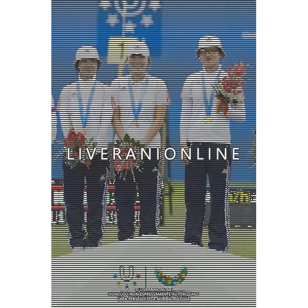 (110818) -- SHENZHEN, Aug. 18, 2011 () -- Members of South Korea\'s archery team pose for photos during the awarding ceremony of women\'s team compound of archery at the 26th Summer Universiade in Shenzhen, a city of south China\'s Guangdong Province, on Aug. 18, 2011. South Korean team won the gold medal in the match. (/Lui Siu Wai)(wx)