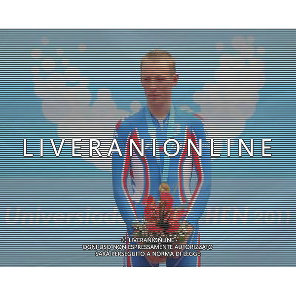 (110818) -- SHENZHEN, Aug. 18, 2011 () -- Gold medalist Artur Ershov of Russia poses for photos during the awarding ceremony of men\'s 30km points race of cycling track at the 26th Summer Universiade in Shenzhen, a city of south China\'s Guangdong Province, on Aug. 18, 2011. (/Li Ga)(wx)