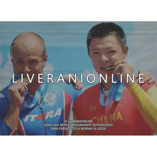 (110818) -- SHENZHEN, Aug. 18, 2011 () -- Gold medalist Denis Dmitriev (L) of Russia and bronze medalist Zhang Miao of China pose for photos during the awarding ceremony of men\'s sprint of cycling track at the 26th Summer Universiade in Shenzhen, a city of south China\'s Guangdong Province, on Aug. 18, 2011. (/Li Ga)(wx)
