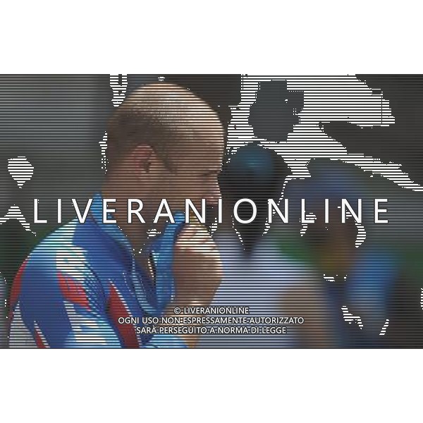 (110818) -- SHENZHEN, Aug. 18, 2011 () -- Gold medalist Denis Dmitriev of Russia poses for photos during the awarding ceremony of men\'s sprint of cycling track at the 26th Summer Universiade in Shenzhen, a city of south China\'s Guangdong Province, on Aug. 18, 2011. (/Li Ga)(wx)