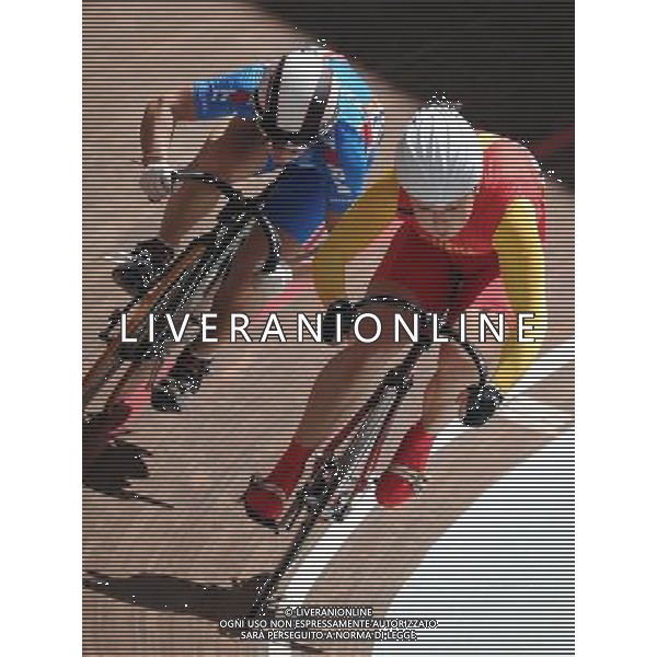 (110818) -- SHENZHEN, Aug. 18, 2011 () -- Guo Shuang (R) of China competes with Victoria Baranova of Ruassia during women\'s sprint final match of cycling track at the 26th Summer Universiade in Shenzhen, a city of south China\'s Guangdong Province, on Aug. 18, 2011. Guo won the gold medal and Baranova got the silver in the match. (/Li Ga)(wx)